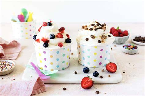 Frozen Joghurt mit verschiedenen Toppings
