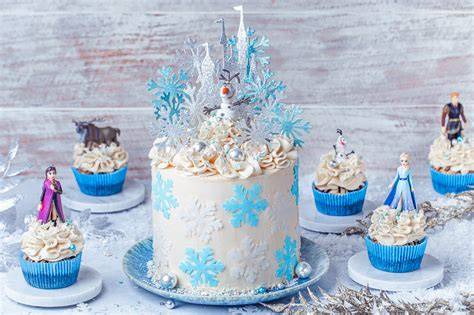 Frozen Party: Olaf Torte mit passenden Cupcakes und Deko