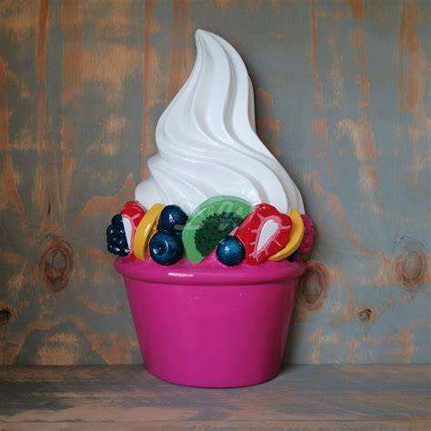 Frozen Yogurt mit Erdbeerswirl Dekoration