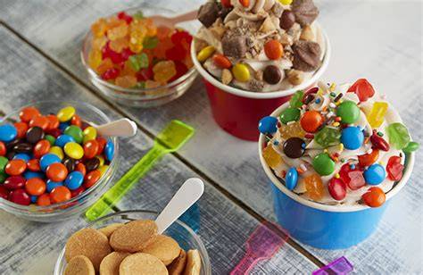 Frozen Yogurt mit bunten Toppings