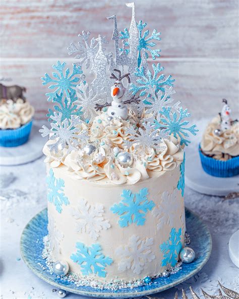 Frozen-Torte mit Anna, Elsa und Olaf im Schneelandschaft-Design