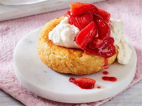 Frucht‑Topping mit Erdbeeren auf cremigem Frischkäse
