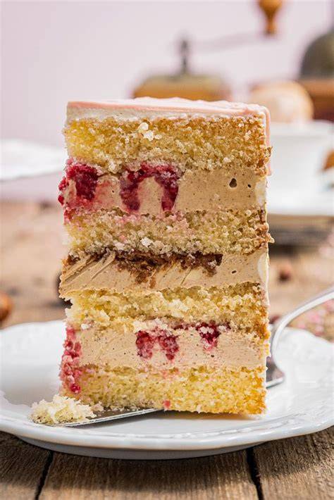Frucht-Buttercreme-Torte mit Holunder-Tränke und Mandeldekor