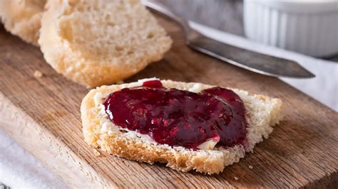 Fruchtaufstrich auf Brot Serviervorschlag