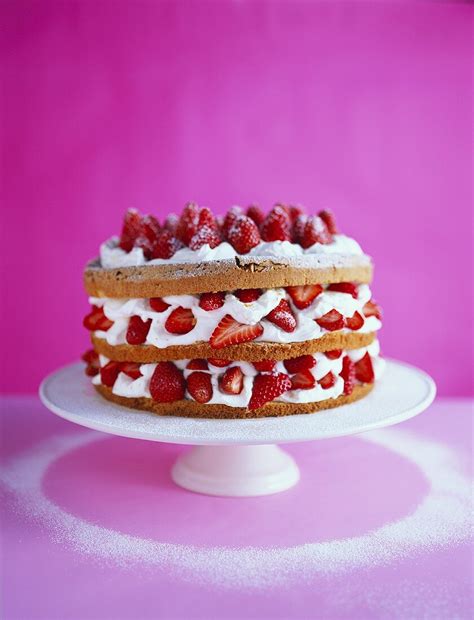 Fruchtbeladene Biskuit-Torte mit Erdbeeren und Minze