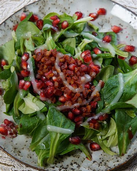 Fruchteinlage mit Granatapfelkernen im Teller