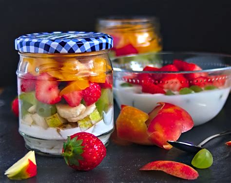 Fruchteis und Obstsalat im Glas