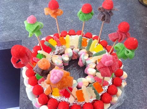 Fruchtgummi‑Hochzeitstorte aus Gummibärchen und Marshmallows