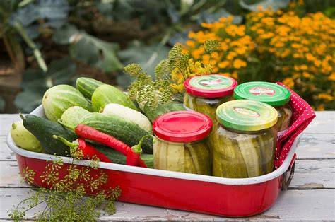Fruchtig-scharfe Sauerkirsch-Chili-Marmelade in Gläsern und Zutaten auf einem Holztisch