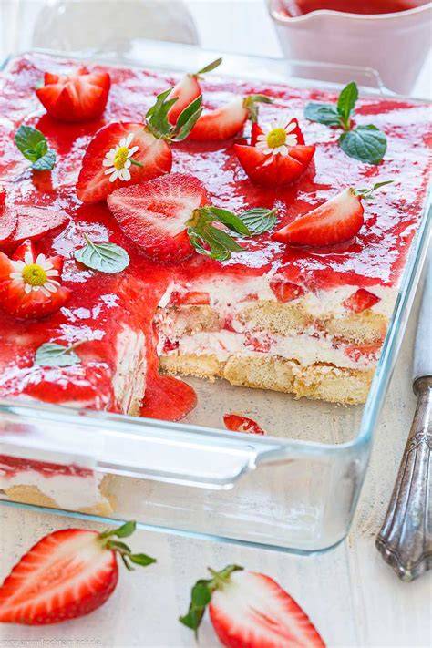 Fruchtige Dekoration von Erdbeer Tiramisu mit Minze und Beeren