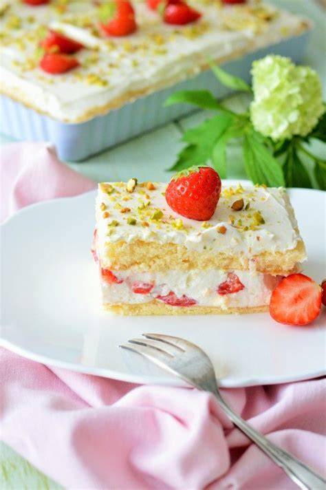 Fruchtige Erdbeerschnitte und fein dekorierte Torten