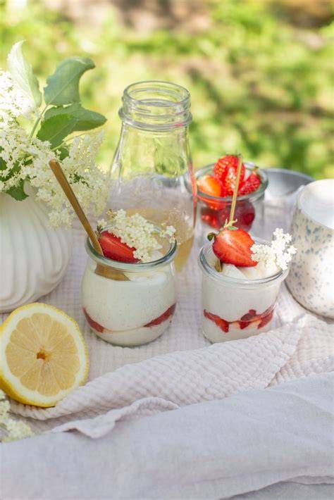 Fruchtige No-Bake-Törtchen mit Lemon Curd und Erdbeeren