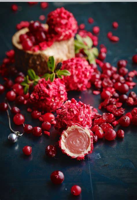 Fruchtige Pralinen mit gefriergetrockneten Beeren
