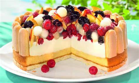 Fruchtige Quarktorte angeschnitten mit cremiger Quarkfüllung und vielfältigem Obstbelag