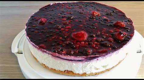 Fruchtige Rote Grütze Torte mit Mascarpone und frischen Beeren