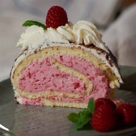 Fruchtige Roulade und klassische Sahnetorten