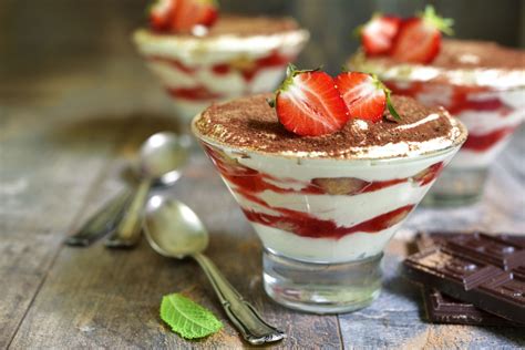 Fruchtige Schoko-Erdbeer-Tiramisu-Schichten im Glas