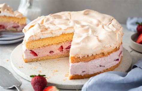 Fruchtige Torte mit Baiserhaube, fertige Scheibe mit Früchten
