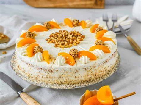 Fruchtige Walnuss-Pudding-Torte mit Aprikosen-Interlude und Baiser-Streuseln