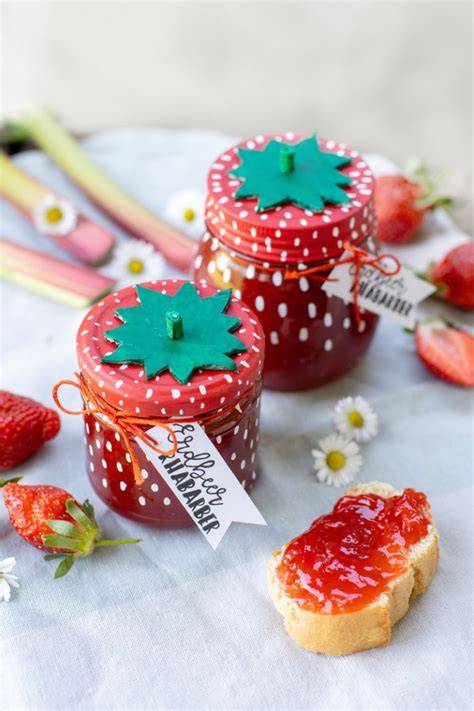 Fruchtige und stückige Erdbeer-Rhabarber-Marmelade im Glas