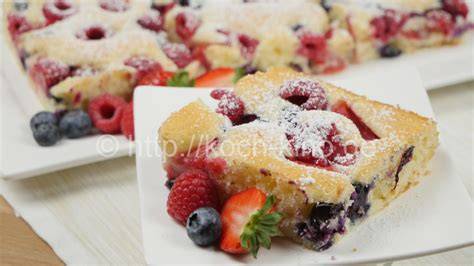 Fruchtiger Blechkuchen mit Joghurt, Quark und saisonalen Beeren