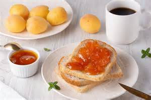 Fruchtiger Brotaufstrich - Grapefruit-Ingwer-Marmelade auf Brötchen