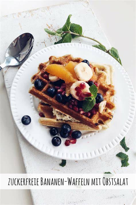 Fruchtiger Obstsalat auf Waffeln