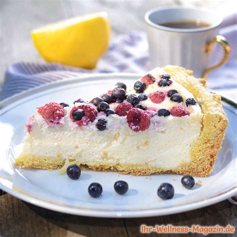 Fruchtiger Quarkkuchen in Springform, serviert mit Beeren
