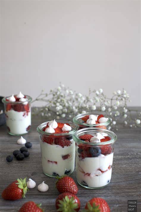 Fruchtiges Dessert im Glas mit Quark und Beeren