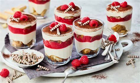 Fruchtiges Himbeer-Tiramisu im Glas mit Biskuitboden