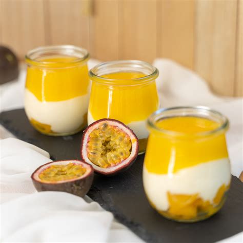 Fruchtiges Maracuja Pfirsich Dessert in Glasschalen