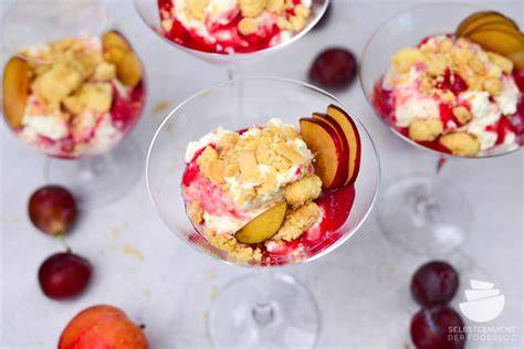 Fruchtiges Quarkspeisen-Dessert mit Streuseln garniert