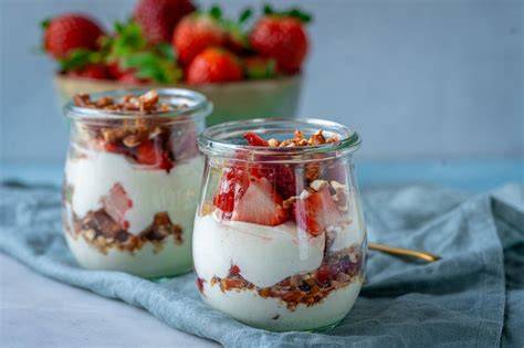 Fruchtiges Ricotta-Erdbeer-Dessert in Gläsern