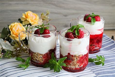 Fruchtiges Sommer-Trifle mit Mascarpone und Beeren in Gläsern