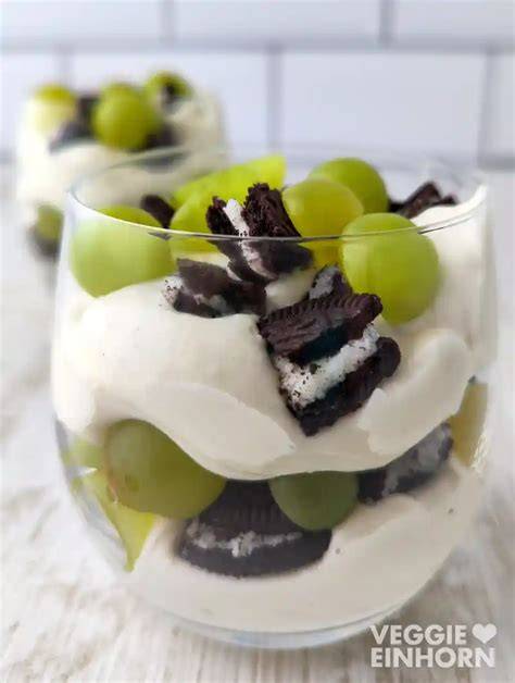 Fruchtiges veganes Traubendessert im Glas mit Oreos