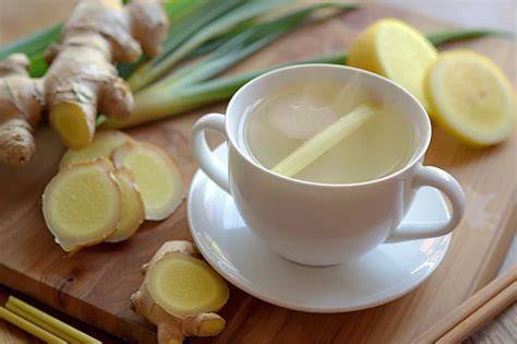 Fruchtkompott-Suppe mit Eischneenocken und Ingwer-Zitronengras