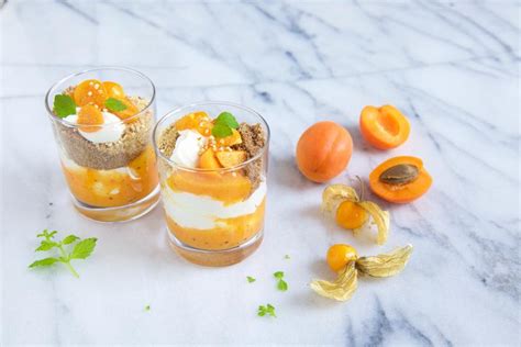 Fruchtpüree im Glas mit Löffel