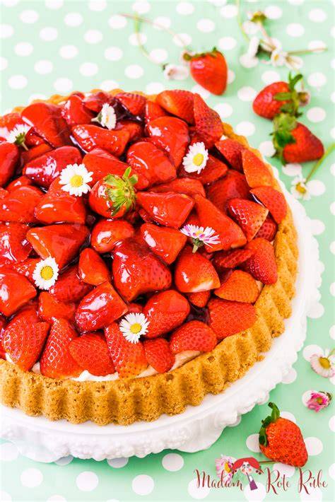 Fruchtschnitten auf Biskuit mit Quark-Sahne-Creme und Erdbeeren