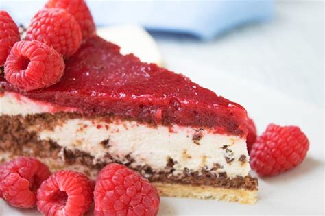 Fruchtspiegel auf Mangomousse Torte für den perfekten Glanz