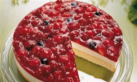 Fruchtspiegel aus Beeren auf einer Torte