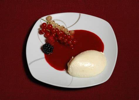 Fruchtspiegel aus gefrorenen Beeren auf Mousse