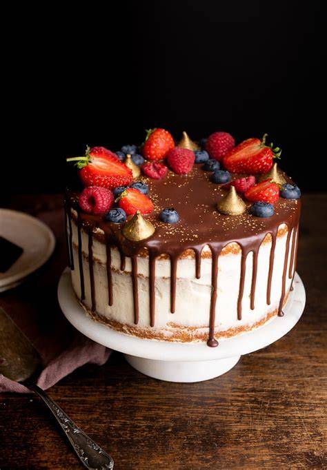 Fruchttorte mit Schokodrip und Beeren als Geburtstagskuchen