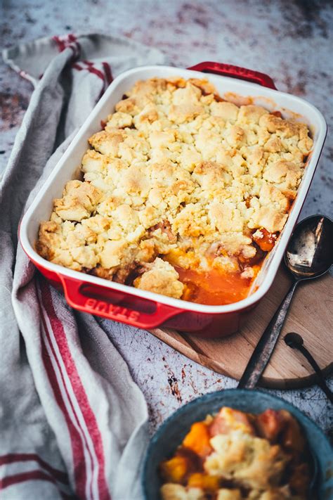 Fruit Crumble mit Spätsommer-Obst: Zubereitung und Serviervorschlag