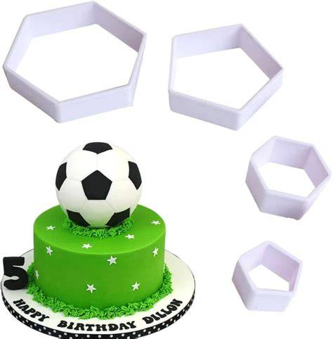 Fußball-Muster aus Fondant auftragen