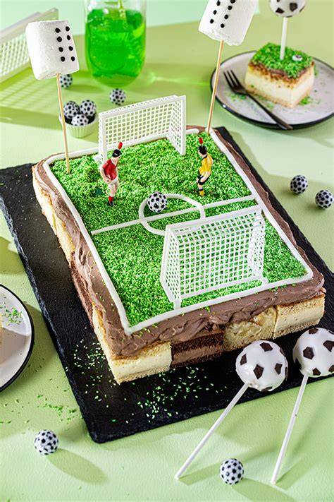Fußball-Torte Schoko-Tröpfchen Muster