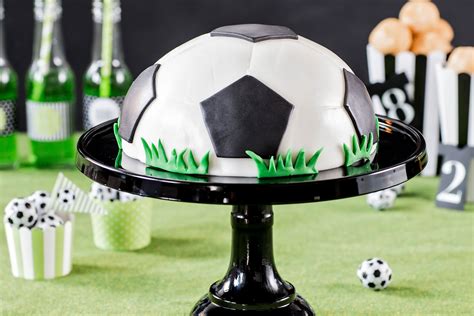 Fußball-Torte mit Schoko- und Kokosdeko