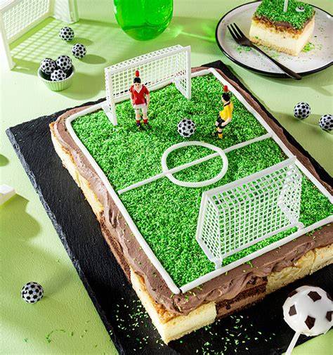 Fußball-Torte-mit-Schoko-Tröpfchen