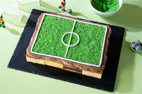 Fußballfeld Torte mit Kokosraspeln und Buttercreme Spielfeld
