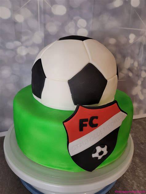 Fußballtorte als 3D-Ball mit Fondant, Buttercreme-Gras und Deko-Elementen