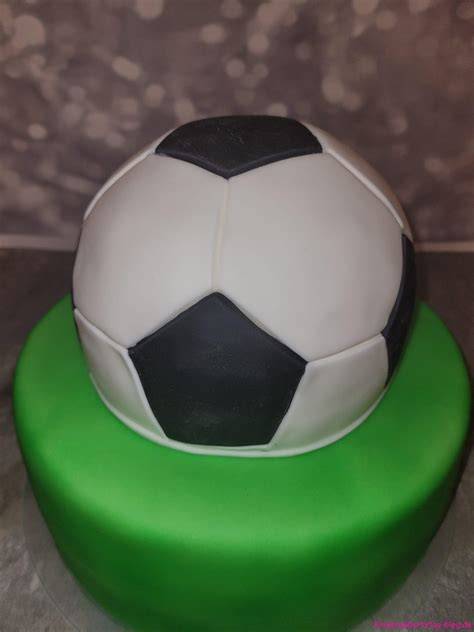 Fußballtorte mit Marzipanrasen und Marzipanfußball
